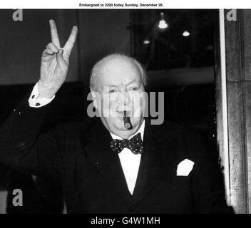 SIR WINSTON CHURCHILL DATATO 17/9/54. Il leader della guerra Winston Churchill è stato il più grande primo ministro del 20 ° secolo, secondo un nuovo sondaggio compilato da BBC radio 4 's The Westminster Hour che ha classificato i 19 primi ministri da Lord Salisbury alla fine del secolo fino a John Major negli anni '90, 26 dicembre 1999. Churchill, la cui leadership e i cui discorsi hanno ispirato la Gran Bretagna durante la seconda guerra mondiale, ha battuto l'ultimo primo ministro liberale David Lloyd George al secondo posto e il successore di Churchill, Clement Attlee del Labor, al terzo posto. Vedi PA Storia POLITICA Churchill. Foto PA. Foto Stock