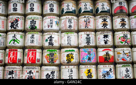 Barili di sake avvolto in paglia a Yoyogi Park a Tokyo Foto Stock