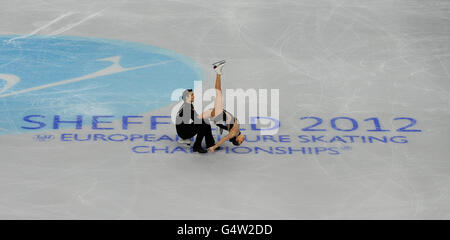 Alisa Agafonova e Alper UCAR in Turchia in azione durante il round preliminare della gara di Danza libera su ghiaccio durante i Campionati europei di Pattinaggio a figura presso la Motorpoint Arena di Sheffield. Foto Stock