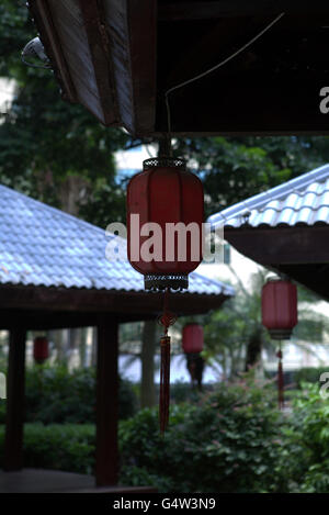 Una lanterna cinese rossa è appesa fuori da un piccolo negozio di vicoli  nell'antica città di Hongcun in Cina Foto stock - Alamy