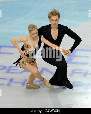 I Penny Coomes e Nicholas Buckland della Gran Bretagna sono in azione durante il ballo corto del ghiaccio durante i Campionati europei di Pattinaggio della figura alla Motorpoint Arena di Sheffield. Foto Stock