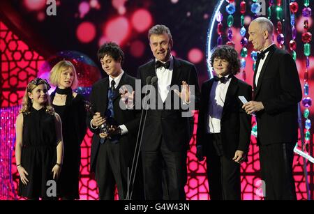 Hugh Dennis accetta il premio Situation Comedy per essere stato superato sul palco durante i premi NTA 2012 all'O2 di Greenwich, Londra Foto Stock