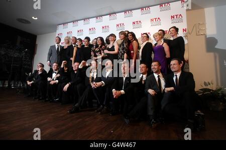 Il cast e l'equipaggio di Coronation Street posano con il premio Serial Drama durante i premi NTA 2012 all'O2, Greenwich, Londra Foto Stock