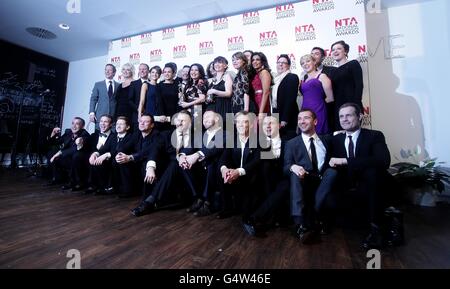 Il cast e l'equipaggio di Coronation Street posano con il premio Serial Drama durante i premi NTA 2012 all'O2, Greenwich, Londra Foto Stock