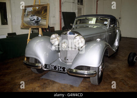 Motoring - Sotheby's Vintage Car Auction - Londra. Una Mercedes Benz Supercharged 540K Cabriolet 1937 attende la vendita al Sotheby's Vintage Car Auction Foto Stock