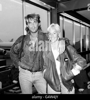 Il bassista del balletto Spandau Martin Kemp e la moglie Shirley all'aeroporto di Heathrow a Londra dopo aver volato da New York. Foto Stock