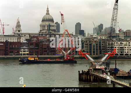 Millennium Bridge costruzione Foto Stock