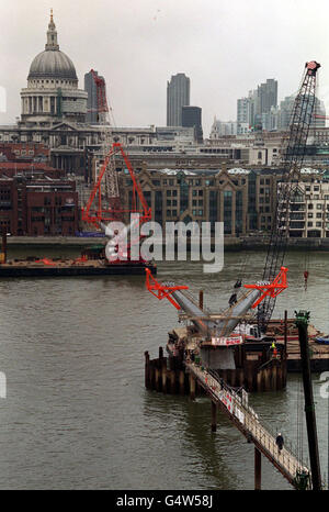 Millennium Bridge costruzione Foto Stock