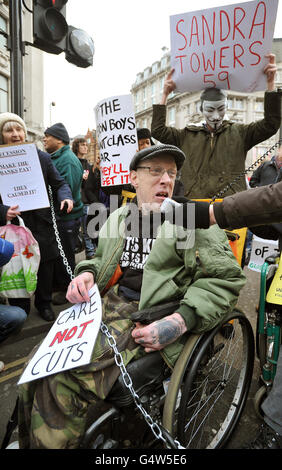 Gruppi di disabili in protesta del benessere Foto Stock