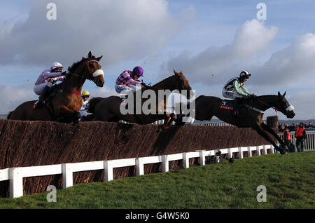 Il vincitore finale Midnight Chase guidato da Dougie Costello (a destra) porta il tempo per Rupert guidato da Denis o'Regan (centro) e qualsiasi valuta guidata da Alain Cawley (a sinistra) sul primo circuito di Argento Chase durante il Festival Trials Day presso l'ippodromo di Cheltenham, Gloucestershire. Foto Stock