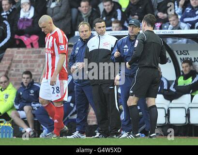 Calcio - fa Cup - Fourth Round - Derby County / Stoke City - Pride Park. Stoke City Tony Pulis (seconda a destra) parla con l'arbitro Mark Clattenburg (a destra) sulla linea di contatto Foto Stock