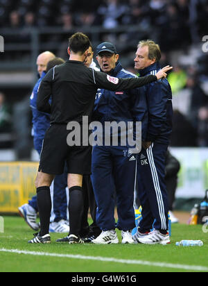 Tony Pulis, direttore della Stoke City (seconda a destra) Discute con l'arbitro Mark Clattenburg sulla linea di contatto Foto Stock