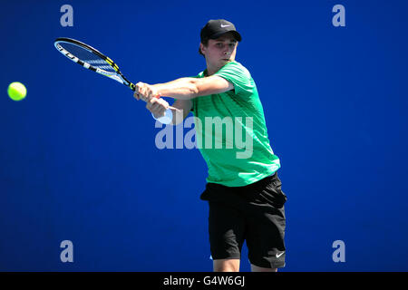 Luke Bambridge della Gran Bretagna in azione contro Daniel Masur della Germania Foto Stock