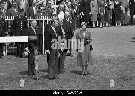 La regina, in ardesia-cappotto blu e cappello blu-fitting, arriva alla scatola reale per vedere l'anno di coronazione Derby a Epsom. A sinistra di lei si trovano il Duca di Edimburgo e il Duca di Norfolk. Foto Stock