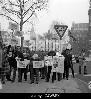 Sotto un cartello stradale Colin Jordan (c) dirige un gruppo di manifestanti contro il mercato comune fuori da Central Hall, Westminster, alla vigilia dell'ingresso del Regno Unito in Europa. All'interno di una riunione della Anti-Common Market League era in corso. Foto Stock