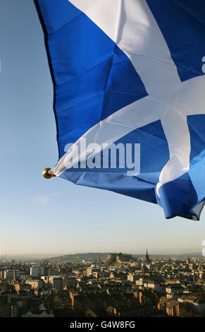 Una bandiera di Sattyre pende su Edimburgo, Scozia. Il primo ministro scozzese Alex Salmond ha dichiarato oggi di essere pronto a incontrare il primo ministro David Cameron 'a Edimburgo, a Londra o ovunque' per discutere la via da seguire per un referendum sull'indipendenza. Foto Stock