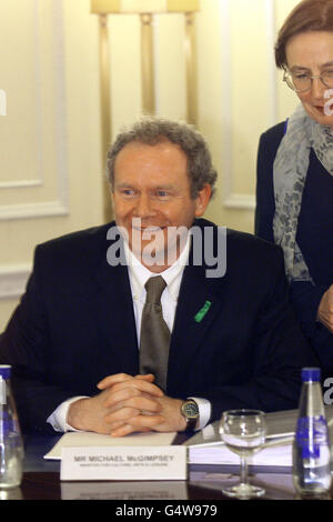 Martin McGuinness Ministro dell'Istruzione siede per la prima riunione del Gabinetto Ulster, con il Ministro del Sinn Fein Barbara De Brun. Foto Stock