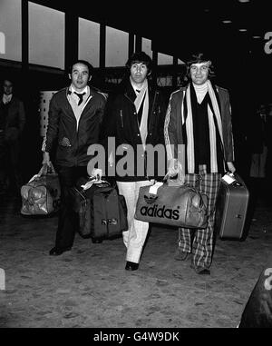 (L-R): Jim Renwick, Ian McGeechan e Douglas Morgan, membri della squadra di rugby scozzese per la partita della Calcutta Cup con l'Inghilterra a Twickenham. Foto Stock