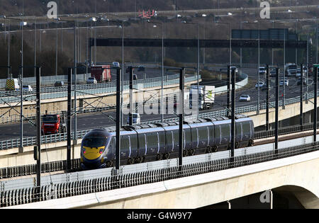 Una vista generale di un treno ad alta velocità Hitachi Javelin mentre passa sopra il Ponte Medway accanto all'autostrada M2 a Kent sulla sua strada per Londra usando il collegamento ferroviario del tunnel della Manica HS1. Data immagine: Venerdì 13 gennaio 2011. Vedi PA storia TRASPORTO Foto credito dovrebbe essere: Gareth Fuller / PA filo Foto Stock