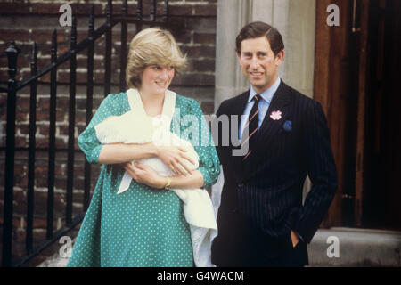 21 GIUGNO : in questo giorno nel 1982 nacque il principe Guglielmo. Il Principe e la Principessa di Galles lasciano l'Ala Lindo, all'Ospedale di St. Mary dopo la nascita del loro figlio, il Principe Guglielmo. Foto Stock