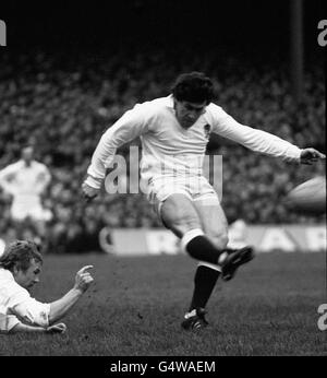 L'Università di Cambridge e l'Inghilterra a pieno titolo Marcus Rose (a destra) hanno infliggere una sanzione contro la Francia, con l'hooker inglese Peter Wheeler che tiene la palla, durante la loro partita di rugby Five Nations a Twickenham. Foto Stock