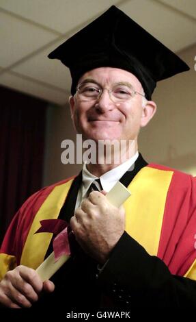 Sir John Birt, direttore generale uscente della BBC, con la laurea onoraria che gli è stata assegnata, all'Università di Bradford. Foto Stock