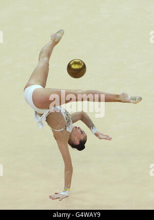 La Russia Daria Kondakova continua a vincere l'oro durante la finale individuale All Round della Visa International Ginnastica alla North Greenwich Arena di Londra. Foto Stock