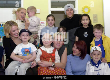 (L-R) Claire Richards, Faye Tozer, Ian Watkins, Lee Latchford-Evans e Lisa Scott-Lee, Collettivamente conosciuto come il gruppo pop 'STIPS' che visita alcuni dei pazienti oncologici al Royal Marsden Hospital di Sutton. Foto Stock