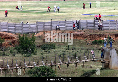 Darren Maddy in Inghilterra gioca un colpo contro una provincia unionale border-orientale XI al posto dell'acqua, Ntselamanzi, una cittadina fuori da Alice, Sudafrica, durante il tour in Inghilterra del Sudafrica e dello Zimbabwe. Molti spettatori guardavano da posizioni esterne al suolo. Foto Stock