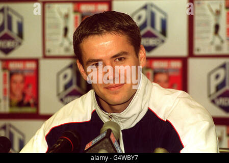 L'attaccante di Liverpool e dell'Inghilterra Michael Owen, durante una fotocellula ad Anfield, lancerà il suo nuovo video 'Young, Gifted & Red'. Foto Stock