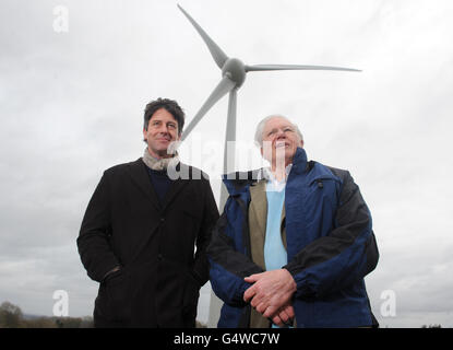 Sir David Attendborough (destra) e Presidente Esecutivo di Glyndebourne Gus Christie al lancio della turbina eolica di Glyndebourne, a Glyndebourne, vicino Lewes, Sussex orientale. Foto Stock