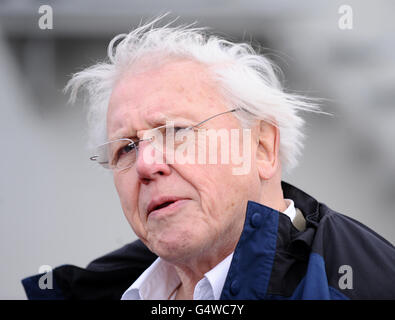 Glyndebourne installa la turbina eolica. Sir David Attenborough al lancio della turbina eolica di Glyndebourne, a Glyndebourne, nei pressi di Lewes, East Sussex. Foto Stock