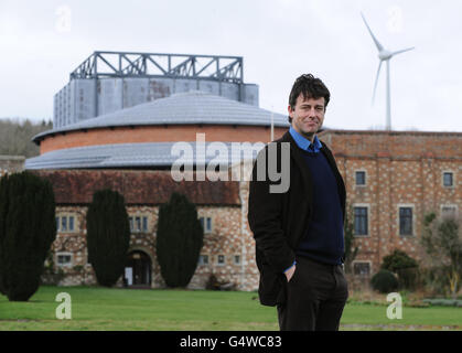 Presidente Esecutivo di Glyndebourne Gus Christie presso il sito di Glyndebourne, dopo il lancio della turbina eolica del centro, presso il sito dell'organizzazione artistica, vicino a Lewes, East Sussex. Foto Stock