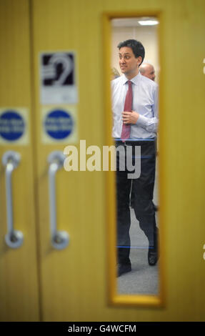 Il leader del lavoro ed Miliband incontra oggi gli studenti dell'Harlow College di Essex, dove ha tenuto in seguito un incontro di domande e risposte con studenti e personale. Foto Stock