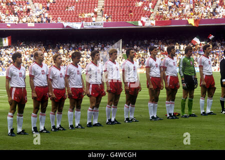 Gruppo di team Polonia davanti agli antemi nazionali. l-r) Wlodimierz Smolarek, Grzegorz lato, Wlodzimierz Ciolek, Andrzej Buncol, Marek Dziuba, Waldemar Matysik, Janusz Kuppewicz, Pawel Janas, Stefan Majewski, Jozef Mlynarczyk e Wladyslaw Zmuda. Foto Stock