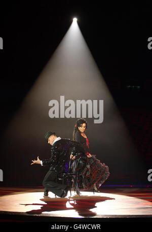 Nancy dell'olio e Artem Chigvintsev si esibiscono oggi nella prova finale di vestito per l'apertura di stasera del "Tour dal vivo della danza del ventre" al NIA di Birmingham. Foto Stock