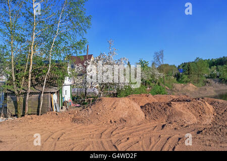 Costruzione di Vitebsk centrale idroelettrica.Vista della costruzione della diga lungo la costa del fiume. Dietro ad una diga village. Foto Stock