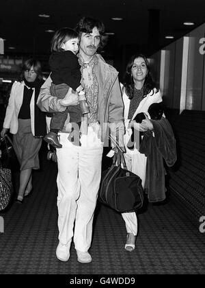 George Harrison moglie e bambino Foto Stock