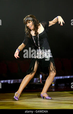 Anita Dobson durante la prova finale di abbigliamento di oggi per l'apertura di stasera del 'Trrictly come Dancing Live Tour' alla NIA, Birmingham. Foto Stock