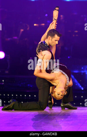 Harry Judd e Aliona Vilani si esibiscono nella prova finale di abbigliamento per l'apertura del 'Trrictly come Dancing Live Tour' alla NIA, Birmingham. Foto Stock