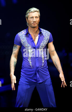 Robbie Savage durante la prova finale di abbigliamento per l'apertura del 'Trrictly come Dancing Live Tour' alla NIA, Birmingham. Foto Stock