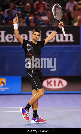 Tennis - 2012 Australian Open - 8° giorno - Melbourne Park. Novak Djokovic in Serbia celebra la sconfitta di Lleyton Hewitt in Australia Foto Stock