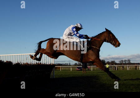 Corse ippiche - Weekday Racing - Wetherby Racecourse. Knockando ridden da Peter Buchanan salta l'ultimo sulla strada per vincere la Comedy curry notte - Venerdì 17 febbraio handicap ostacoli gara Foto Stock