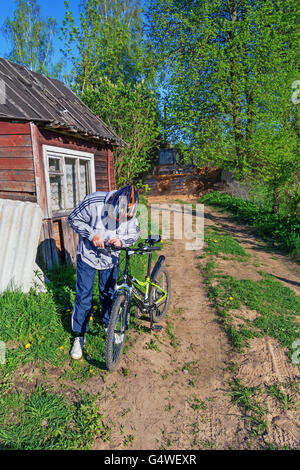 Costruzione di Vitebsk centrale idroelettrica. Bulldozer va sulla strada del villaggio lungo la costa del fiume. Foto Stock