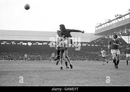 Il portiere del Manchester United Alex Stepney libera la palla da George Graham dell'Arsenal. Il Manchester United è stato vietato di giocare a casa per i primi due giochi della stagione, dopo l'hooliganism a Old Trafford la stagione precedente. Foto Stock