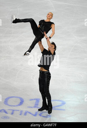 Winter Sports - Campionato europeo di pattinaggio a figure 2012 - Day Three - Sheffield. Tatiana Volosozhar e Maxim Trankov in azione durante il programma Pairs Short al Campionato europeo di pattinaggio a figure Foto Stock