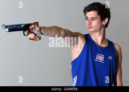 Great Britain's Jamie Cooke durante la moderna squadra di Pentathlon fotocellula all'Università di Bath, Bath. PREMERE ASSOCIAZIONE foto. Data immagine: Mercoledì 25 gennaio 2012. Il credito fotografico dovrebbe essere: Nick Potts/PA Wire Foto Stock