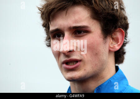 Great Britain's Jamie Cooke durante la moderna squadra di Pentathlon fotocellula all'Università di Bath, Bath. Foto Stock