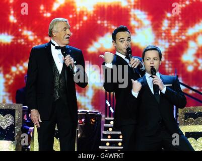 Anthony McPartlin e Declan Donnelly in scena con Bruce Forsyth durante i premi NTA 2012 all'O2 di Greenwich, Londra Foto Stock