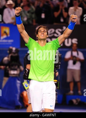 La spagnola Rafael Nadal celebra la sconfitta di Roger Federer in Svizzera per raggiungere la finale Foto Stock